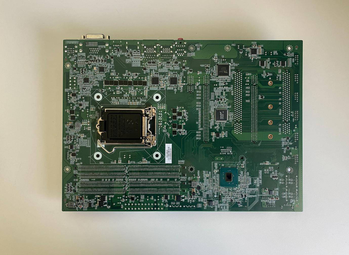 电脑系统是装在主板还是cpu上,电脑换了cpu和主板要重新装系统吗