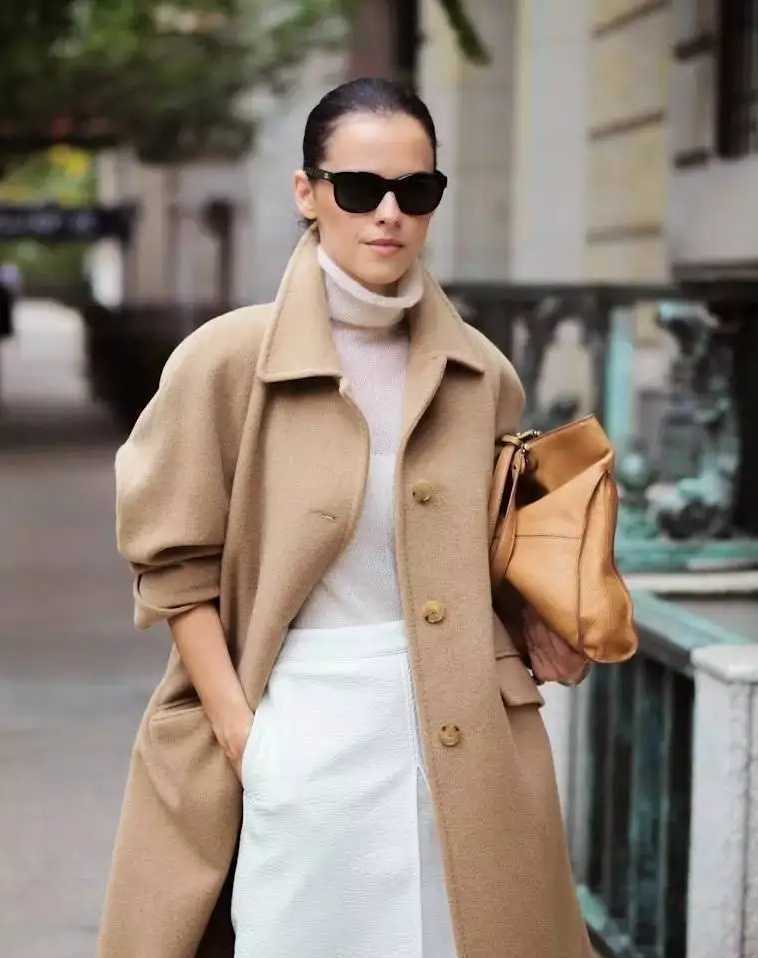 杨钰莹身穿黑色小西装打底晒美照,杨钰莹的这身穿搭就很有设计感