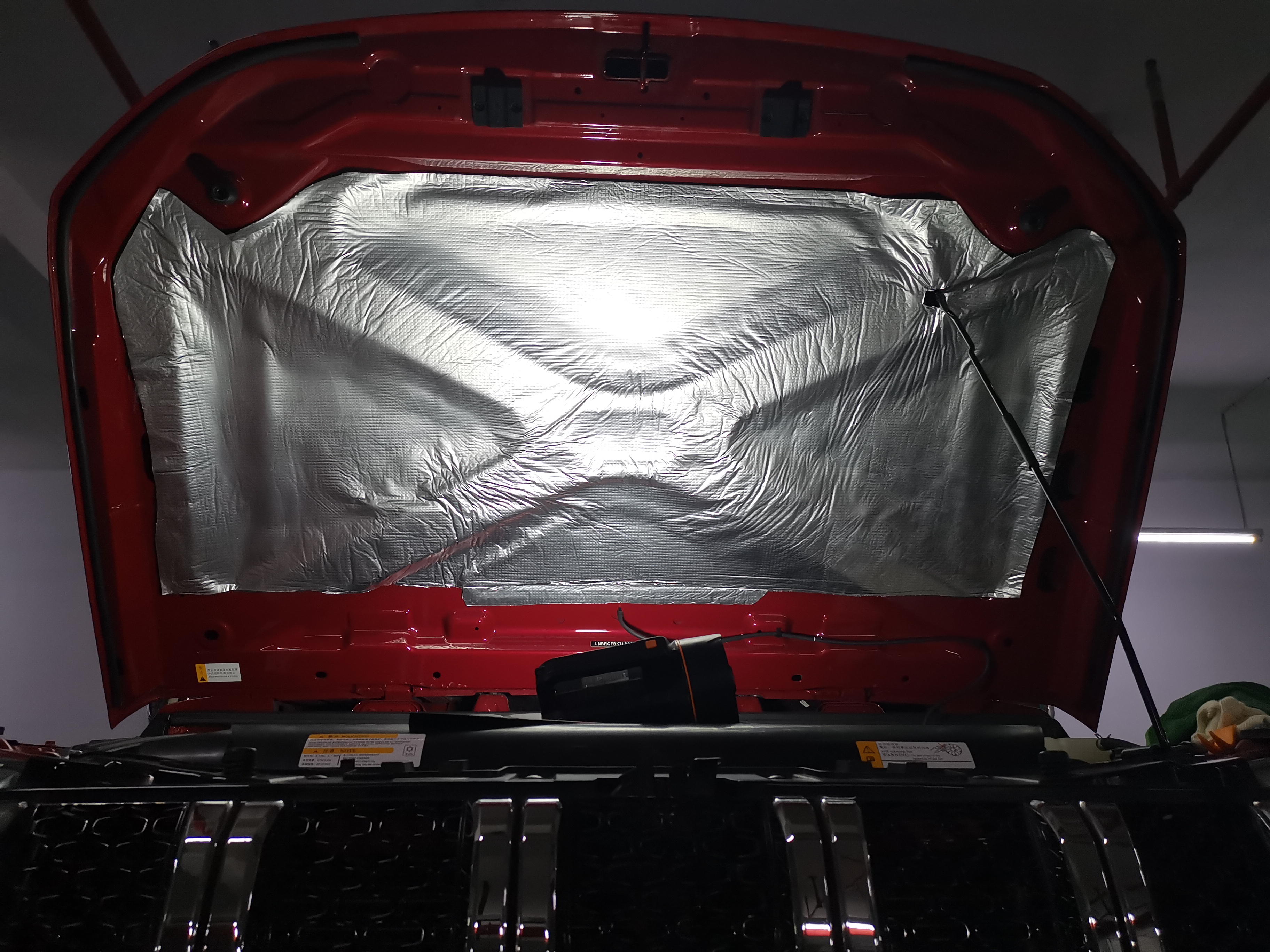 汽车引擎盖用什么隔音隔热材料好,给小轿车引擎盖上隔音棉的危害