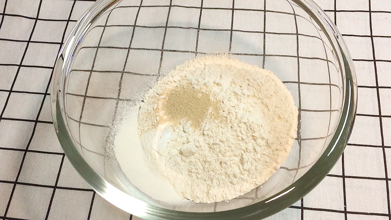 泡打粉和酵母粉一起和面有危害吗,泡打粉和酵母粉一起做发糕怎么放