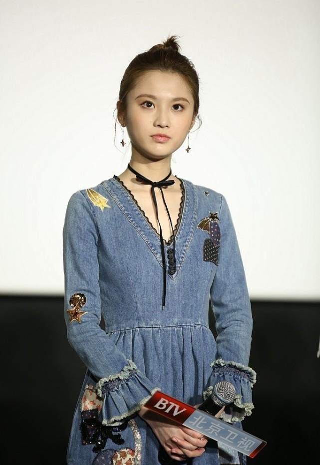 《你好,火焰蓝》女主好可爱,娃娃脸看着真嫩,同框佟丽娅也不输