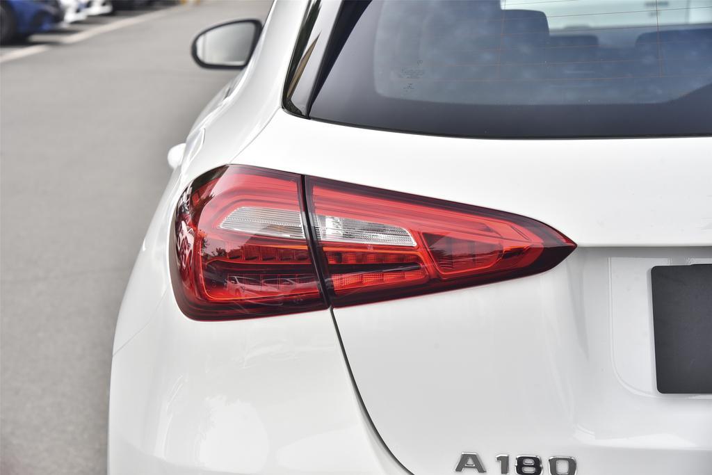 最新奔驰a180两厢落地价,最新2023款奔驰a180l落地价