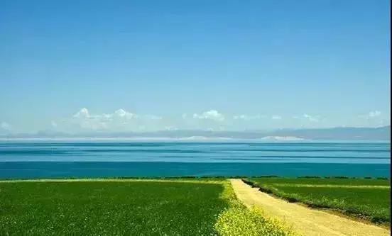 带您探索神秘大西北,一湖倒影一湖诗,半湖金色半湖