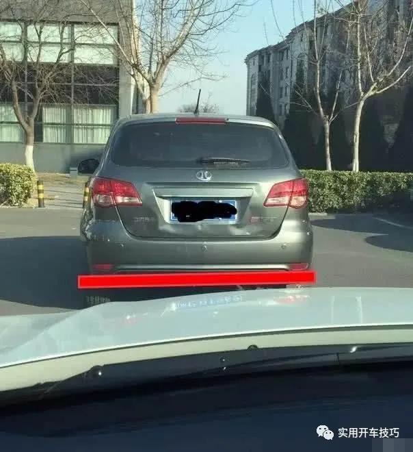 开车看不到车头怎么判断行人距离,轿车视野看不见车头怎么判断距离