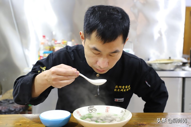 大厨做汆牛肉丸子怎么调馅,汆牛肉丸子的做法厨师