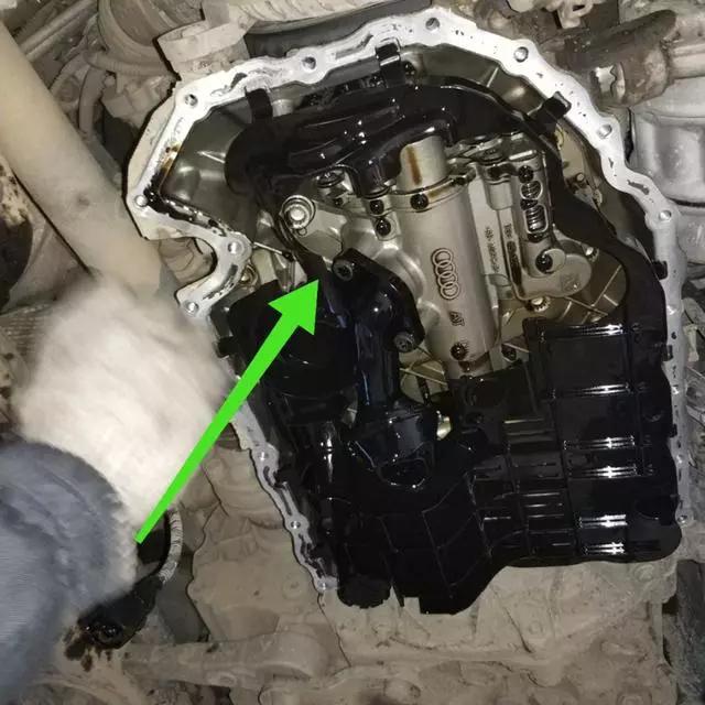 大众迈腾烧机油维修师傅讨论,老迈腾发动机漏油怎么办