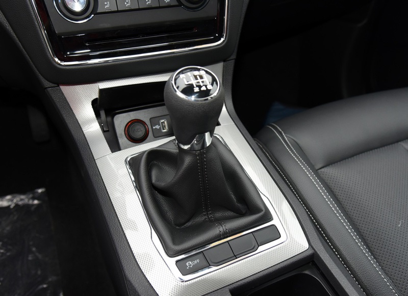 荣威rx5自动变速箱异响解决办法,荣威rx5副驾驶异响解决方法