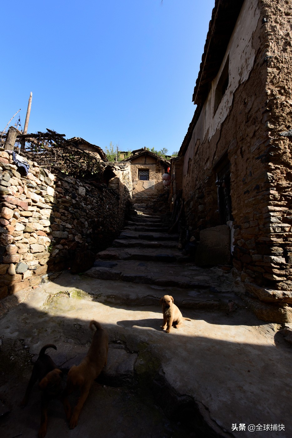 深山里的古村,深山的古朴村寨