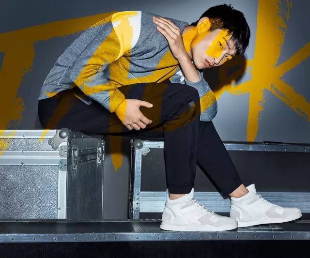 最帅的黑眼睛的男模,眯眼丑男