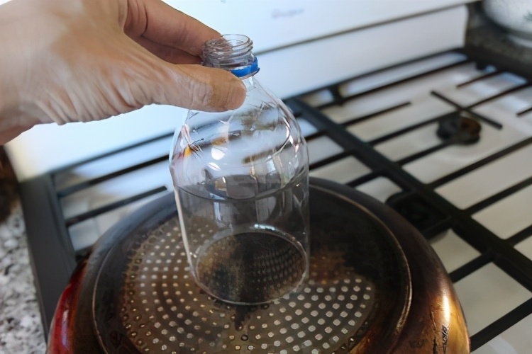 塑料瓶自制免浇水的花盆方法,花盆自动浇水神器