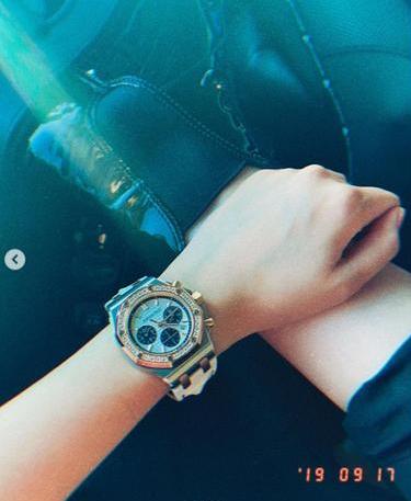 鹿晗关晓彤官宣戴的手表,鹿晗和关晓彤的戒指