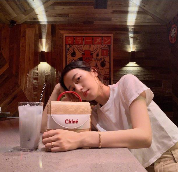 有品位的女人,搭配都会注意这个细节,时尚加倍,穿出杂志大片感