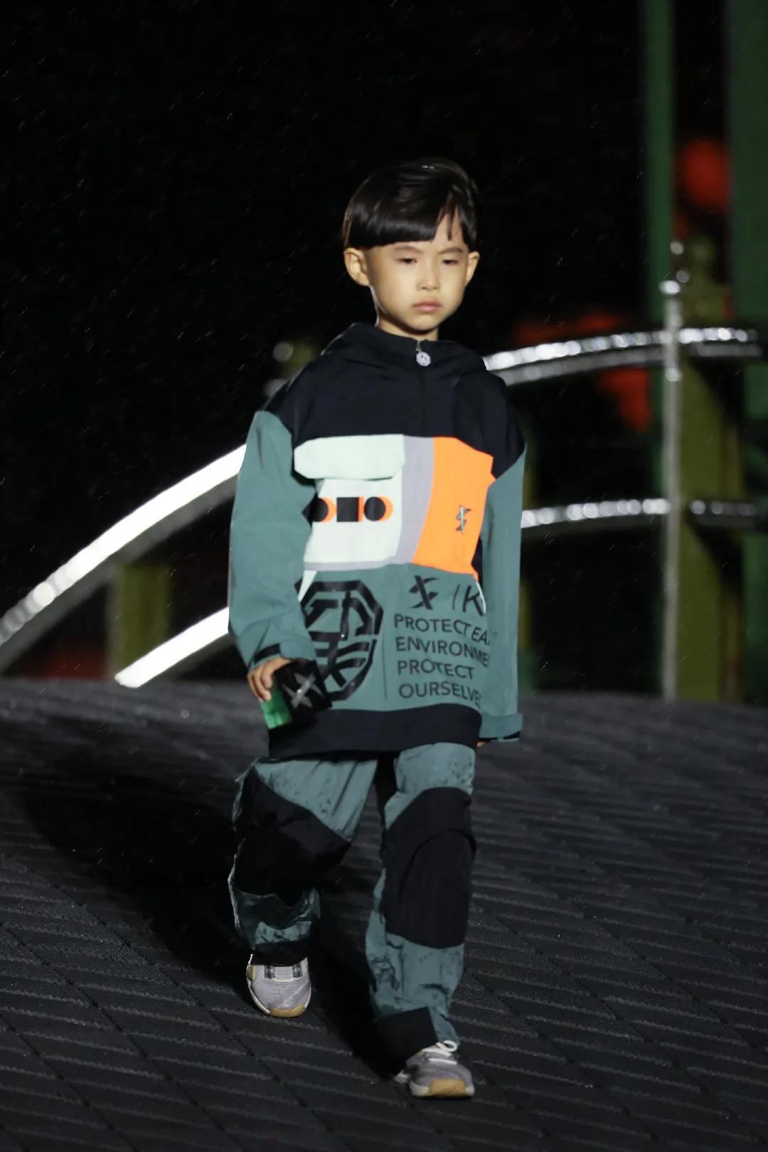 易烊千玺弟弟走秀完整版,易烊千玺弟弟走秀视频