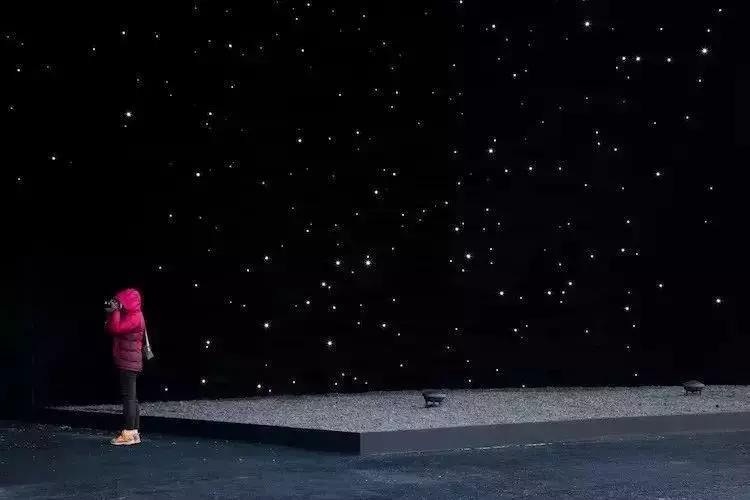 它比虚无的黑洞更黑，让全世界的瞳孔无法聚焦