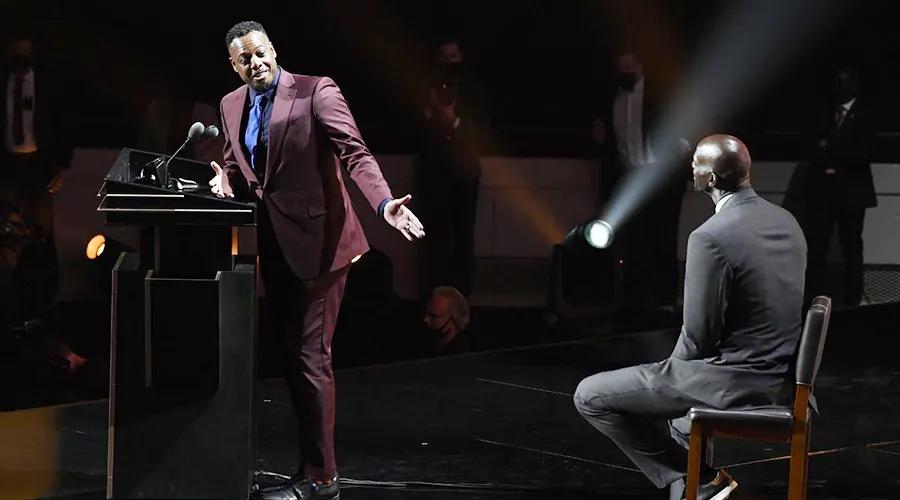 我们凭什么要怀念皮尔斯这个混球？