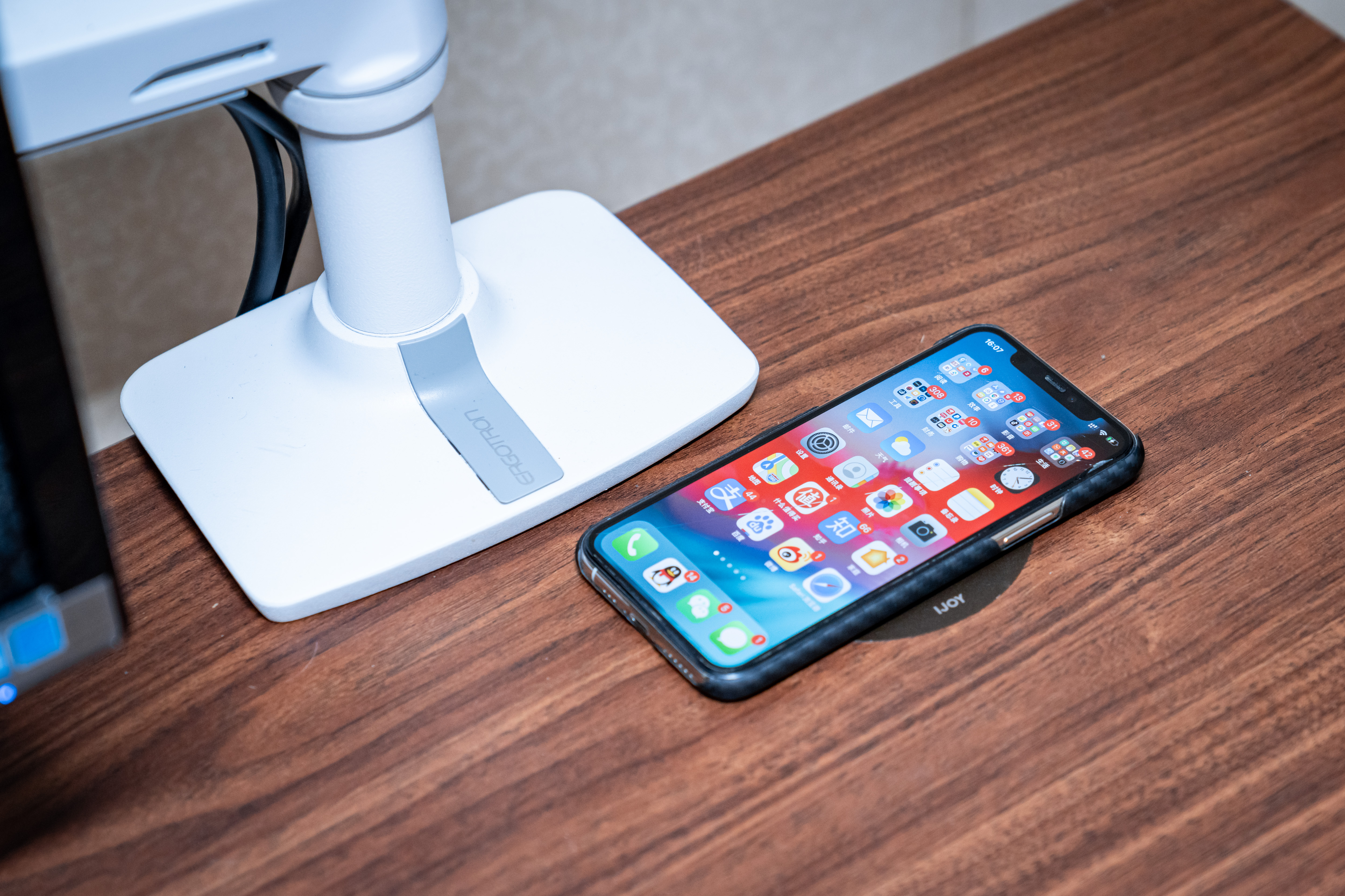 怎样买电动升降桌划算,电动升降桌如何选板材