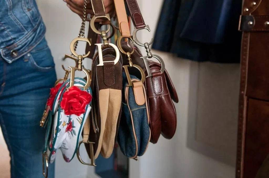 王俊凯迪奥背过的包,迪奥马鞍包黑皮王俊凯