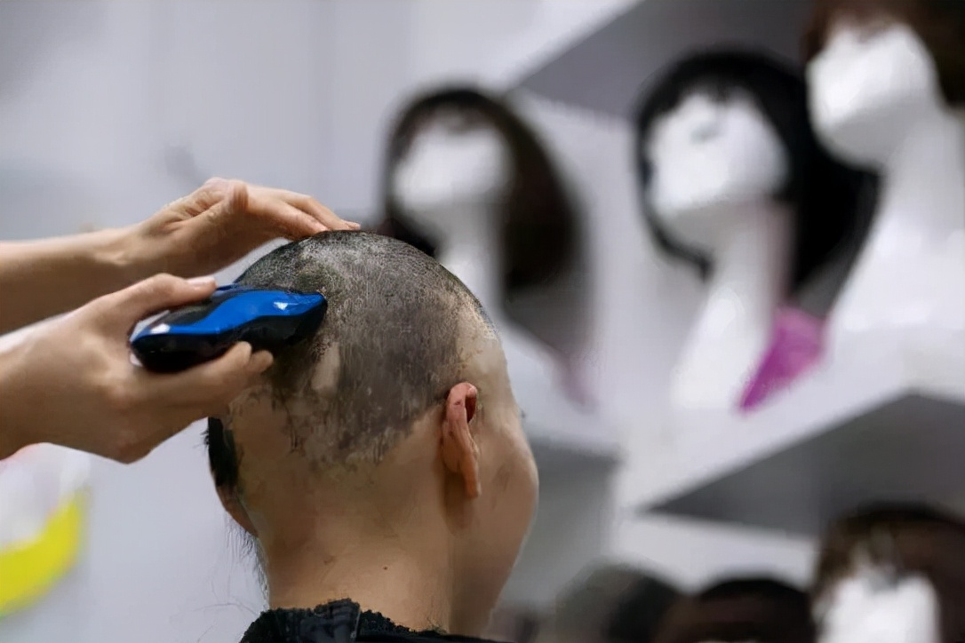 光头女士假发店,假发店的女孩