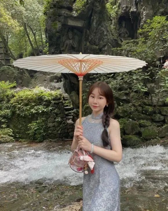 “佛媛”炫富摆拍，露大腿逛寺庙，袈裟也藏不住狐狸的尾巴