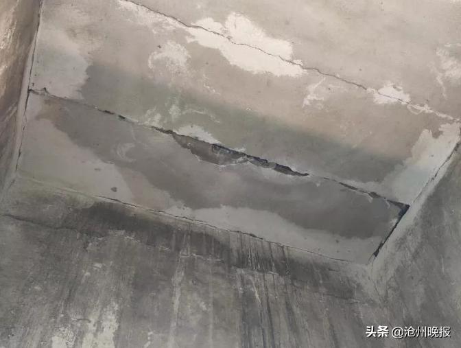 沧州代家园西路,老小区阳台墙皮脱落