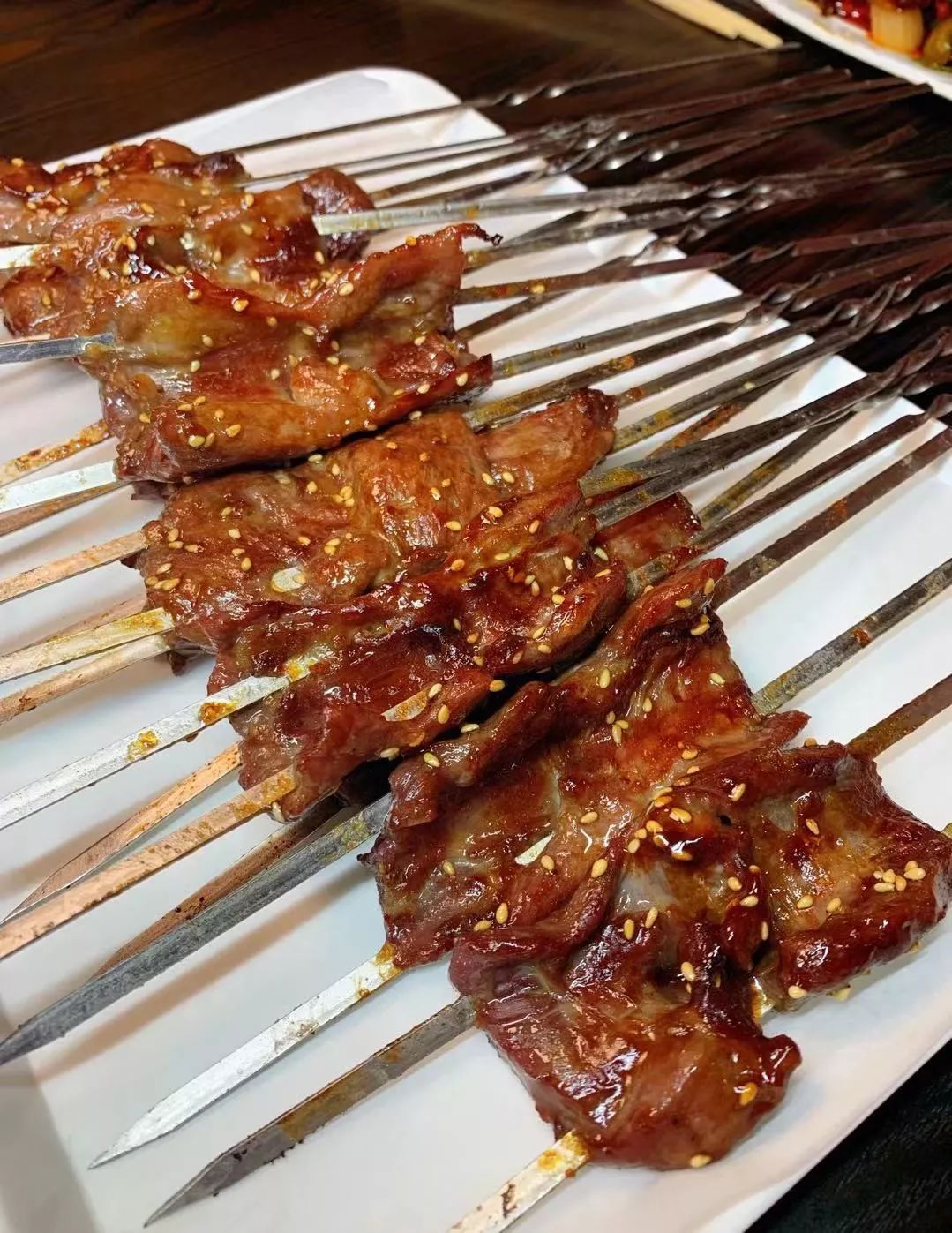 长春这家音乐串吧大块肉按斤称,崂山一元一瓶,青岛喝一箱送一箱