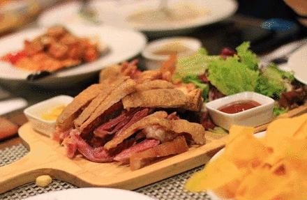 这家店年底真嚣张！捷克比尔森啤酒，买一送一嗨爆2018最后一个月