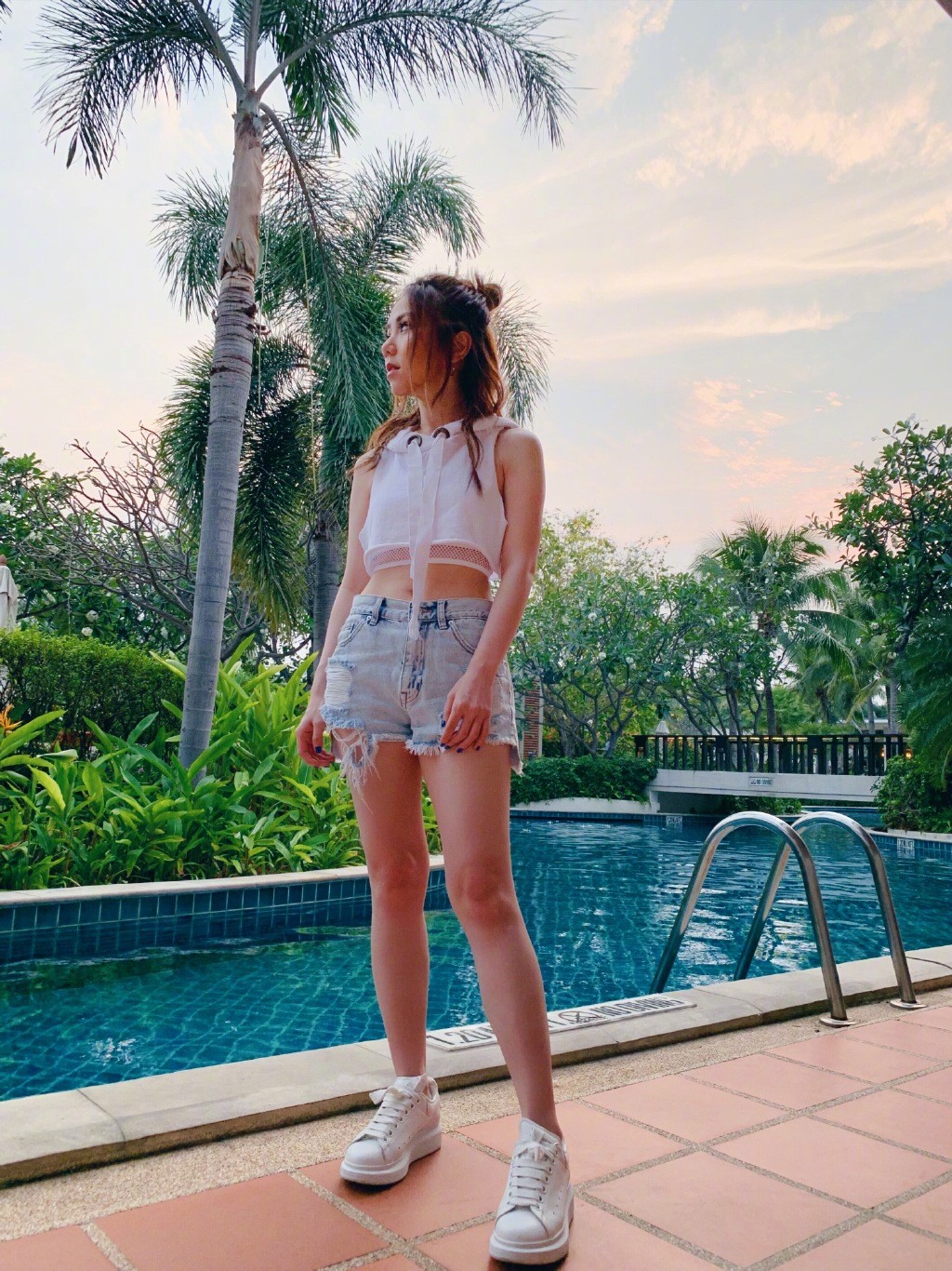 邓紫棋裙配短靴大方倾颜浅笑,邓紫棋穿驴蹄鞋视频