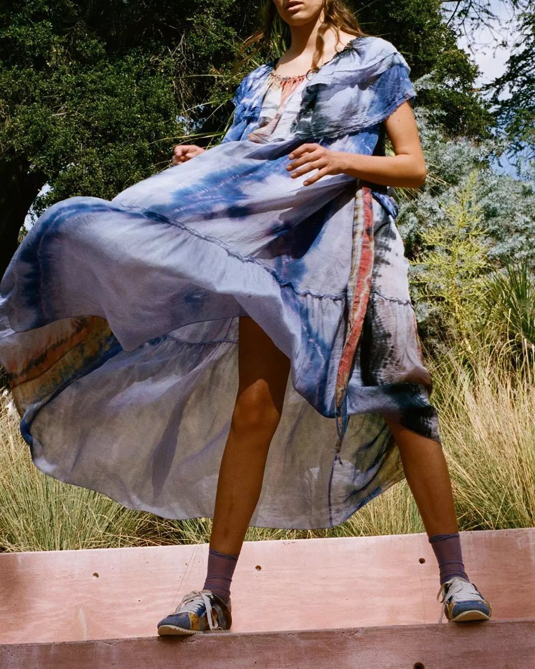 终于,它从街头走上了T台