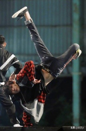 18岁的易烊千玺,凭什么连任两季《这!就是街舞》队长?