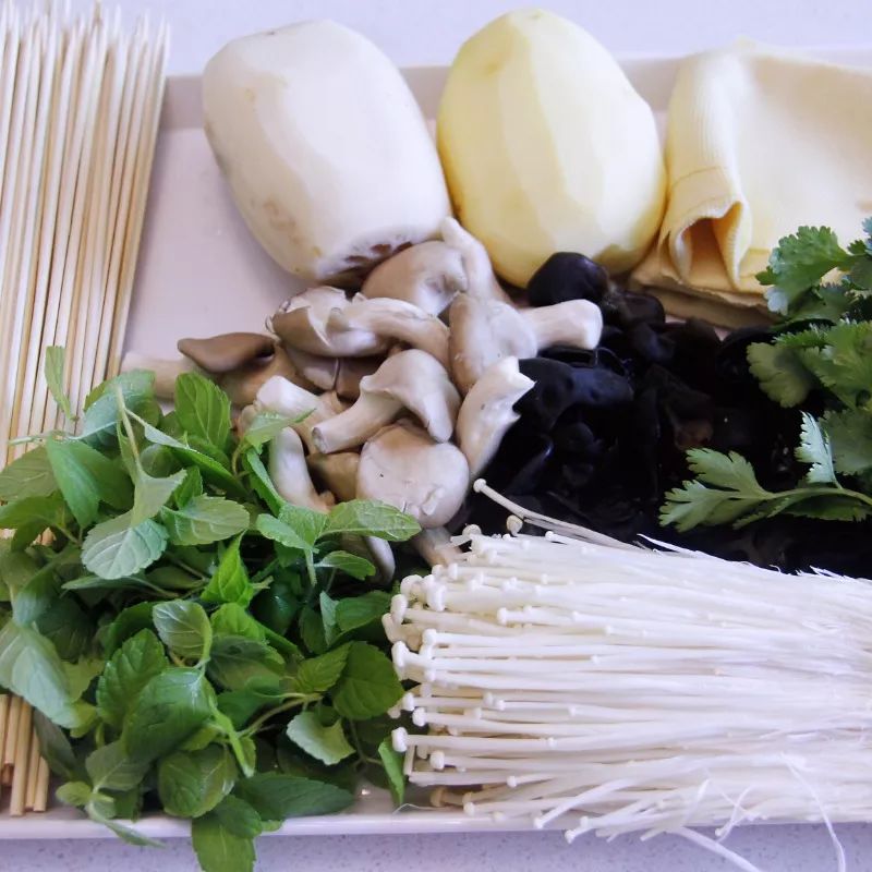 在家自制烧烤邻居家小孩都馋哭了,自己做辣条隔壁小孩都馋哭了