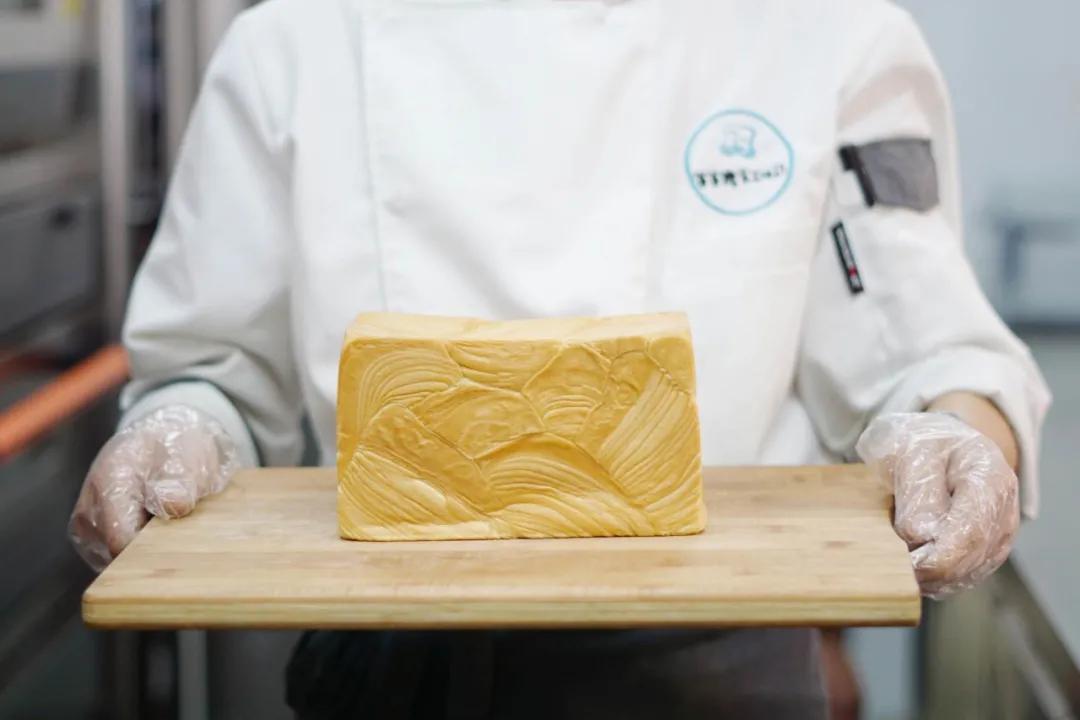 靠一块面包成为老板,凭借面包一步步发财