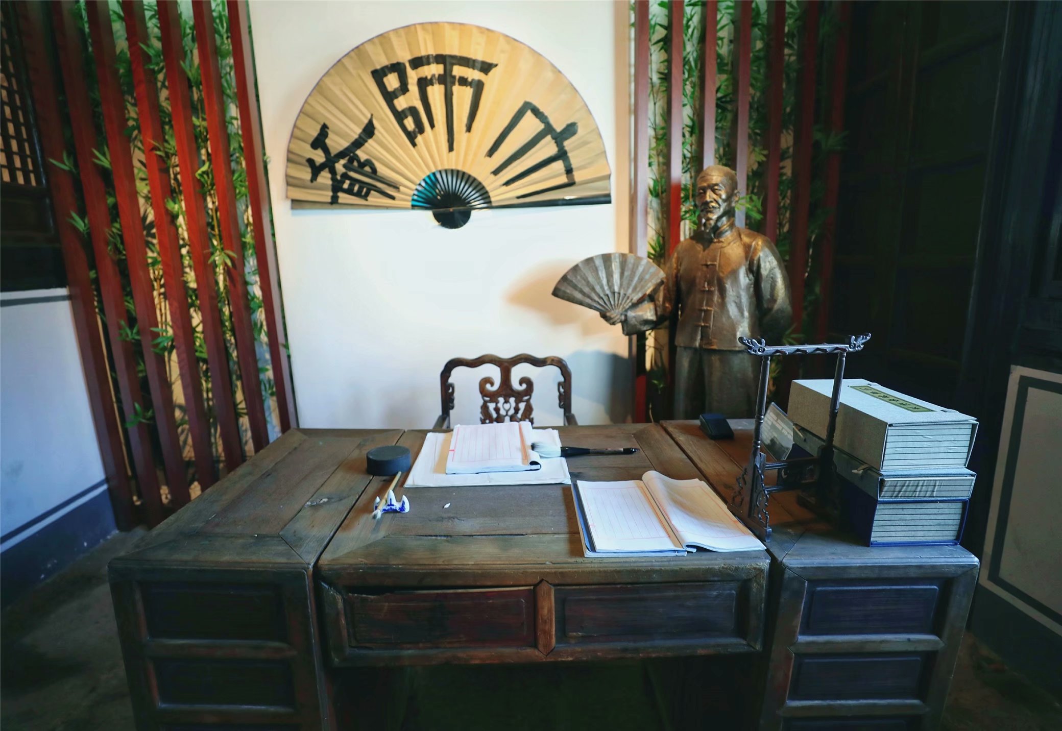 这座古镇因腊肠而闻名遐迩，同时也是绍兴师爷的故乡