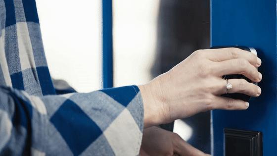 忘带钥匙开锁小窍门不用任何东西,忘带钥匙开门攻略