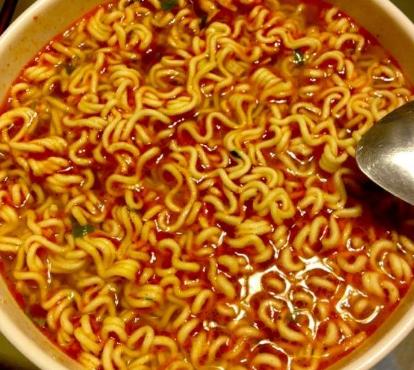 经常在家吃泡面，担心肚子长膘怎么办？搭配鸡蛋和青菜烦恼少