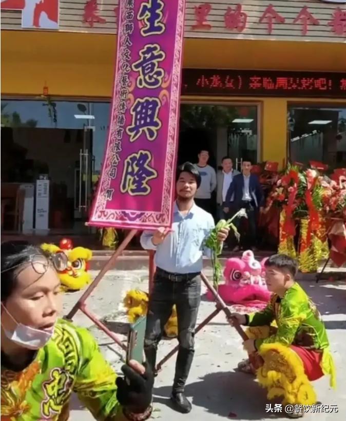 广西周某人开烧烤店，众多网红齐聚，网友：冬天开烧烤店一地鸡毛