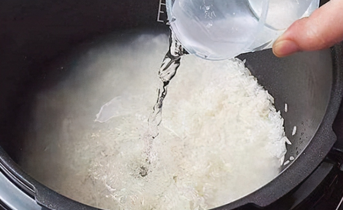 蒸米饭时一半米一半水可以吗,蒸米饭到一半能加水吗