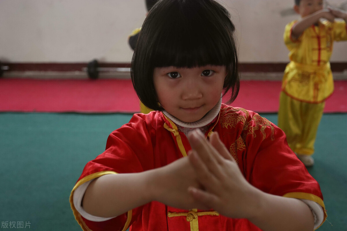 女孩学点武术还是很有必要的,成人女生零基础学武术一年变化