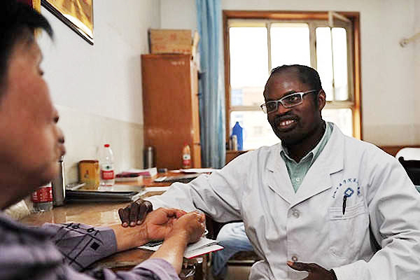 黑人小伙苦学成中医博士，扎根中国乡村20余载，培养超5000名村医