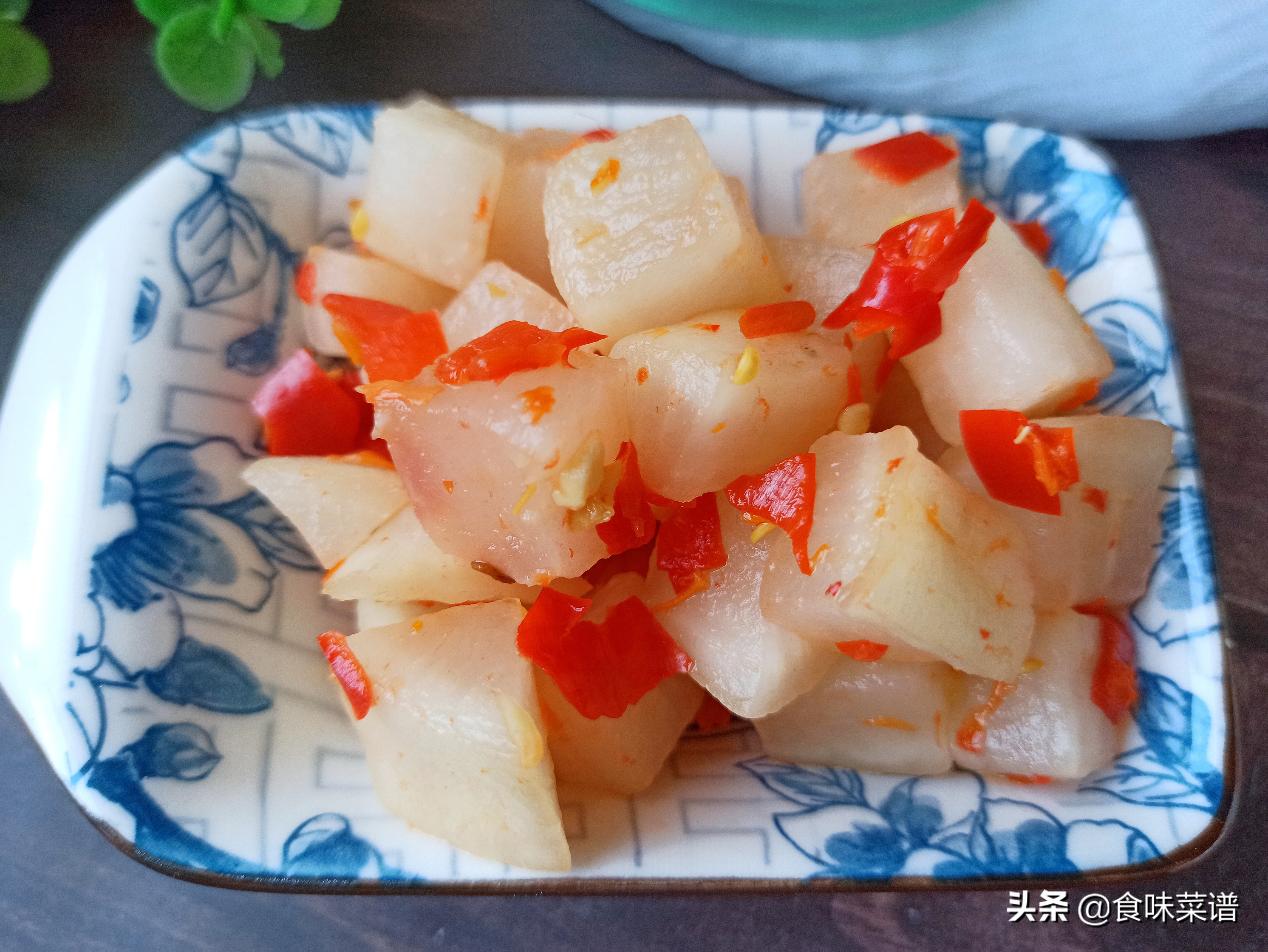 奶奶教你做腌萝卜,农村奶奶自制腌萝卜