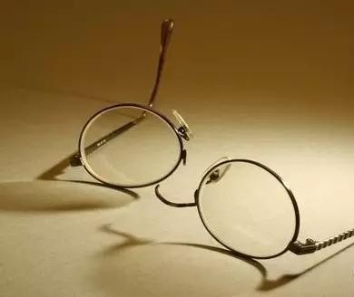 名牌眼镜断了怎么修复,眼镜断了能修复吗