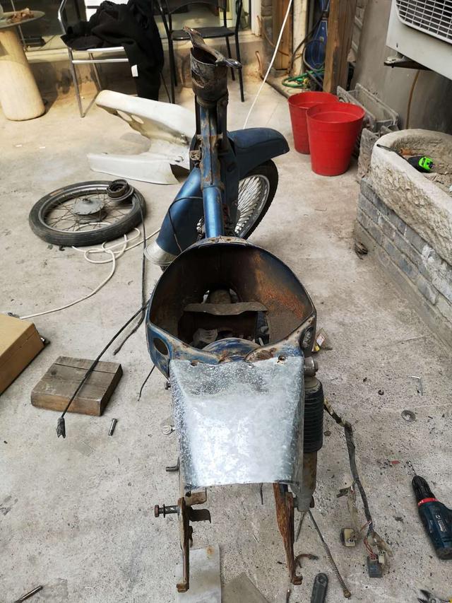 本田摩托车幼兽70c,改装老款铃木摩托