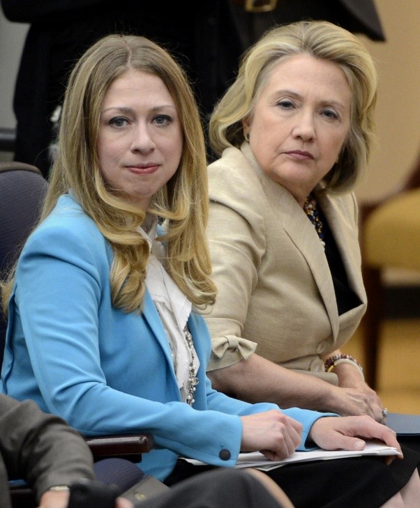 希拉里有多强势?坐在椅子上翘着二郎腿,教蹲在脚边的克林顿做事