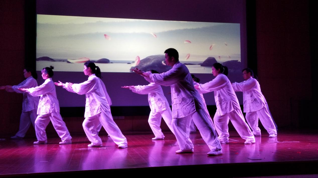 武协传统武术展演,市武协举办太极展演活动