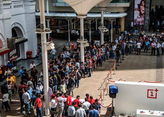 美国宣传华为手机,美国排队购买华为手机