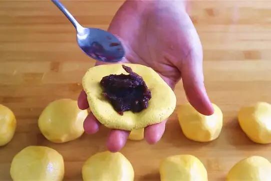 做南瓜饼能不能不加糯米粉加面粉,做南瓜饼时加糯米粉太软了