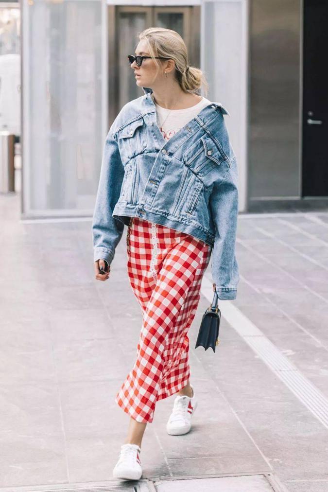 最近火了一种穿法，叫“裙子+外套”，时髦又高级，关键还显气质