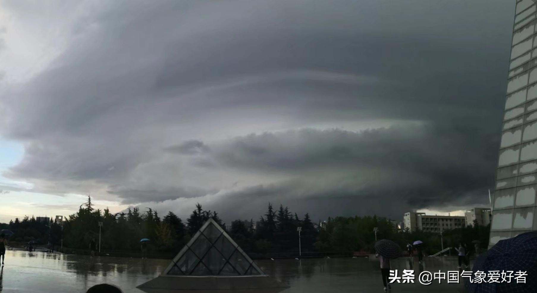 暴雨突袭上海堪比台风过境,超级单体雷暴云闯入浙江