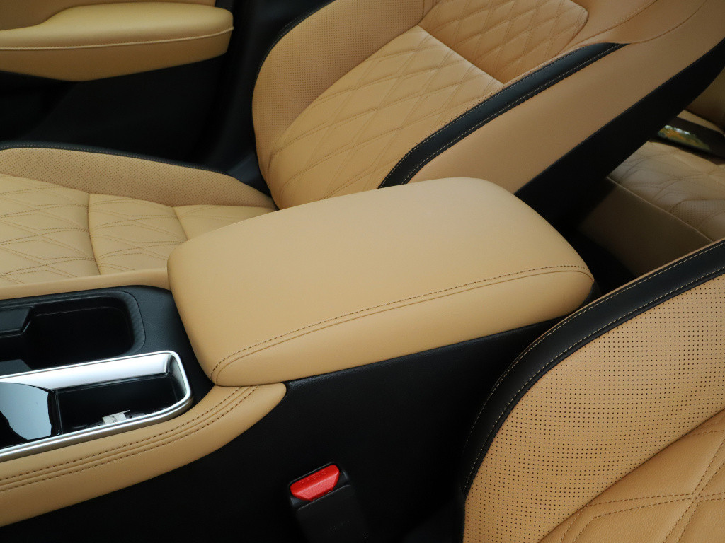 日产轩逸家用省油代步车,日产轩逸适合中年人开吗