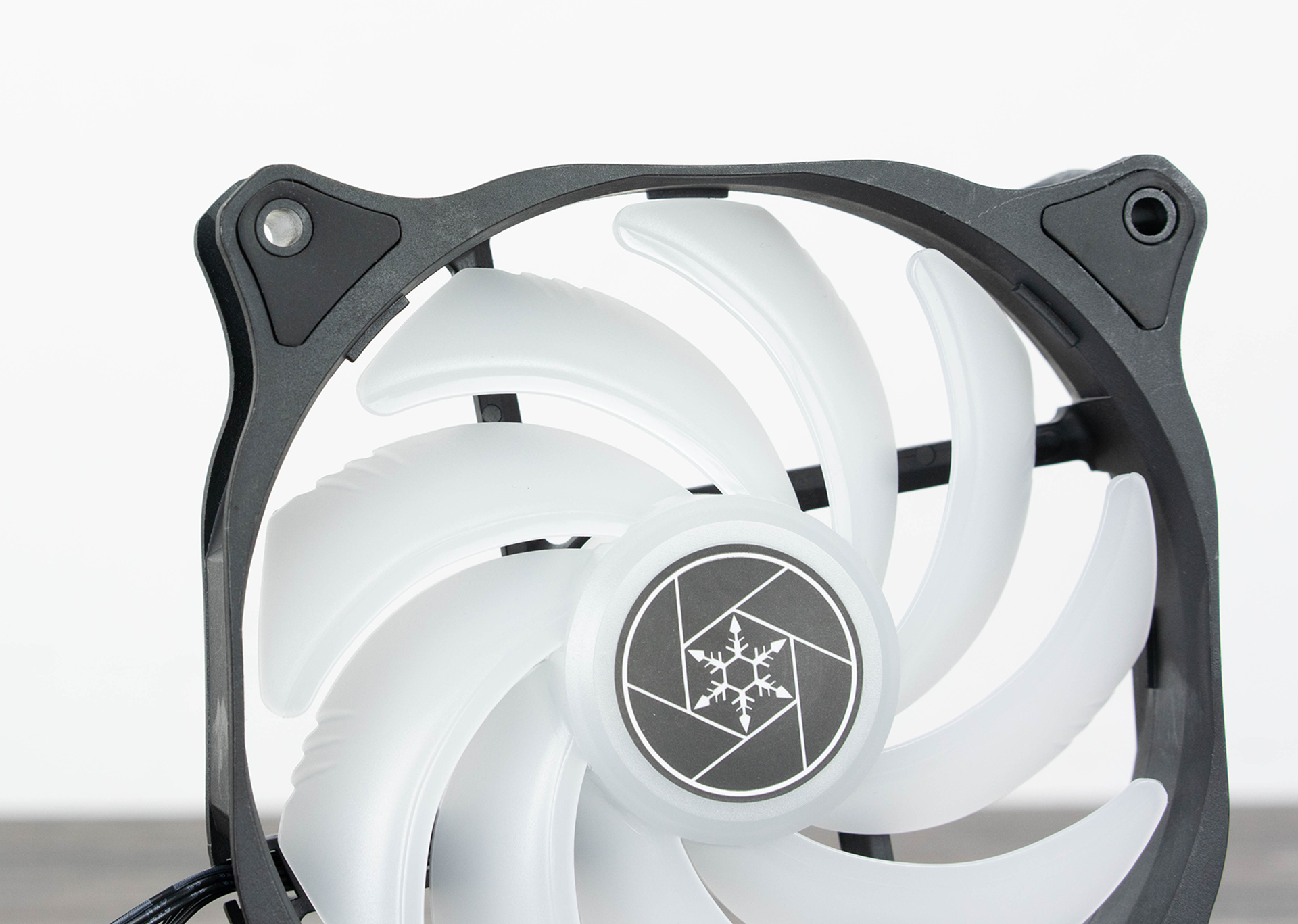 入手十二核旗舰就能爽了？你还缺一个强悍的360水冷