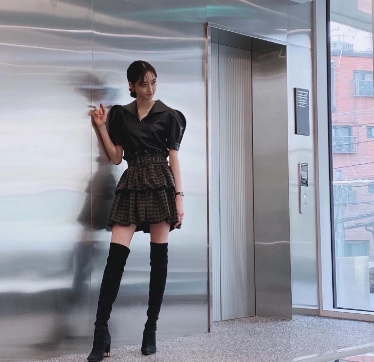 看了《顶楼2》,又发现一个“疯批美人”衣品开挂,每套都超想要